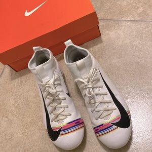 NIKE JR MERCURIAL SUPERFLY 6 Academy GS FG White/Platinum